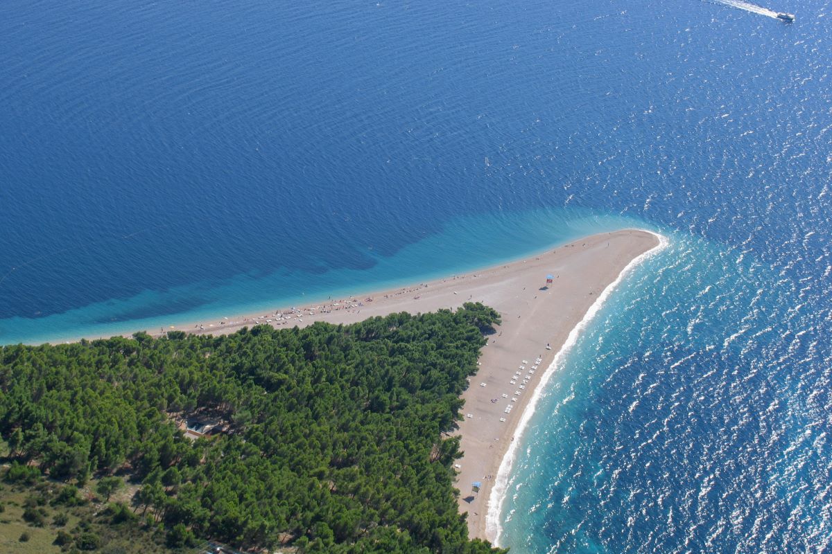 zlatni rat beach brac